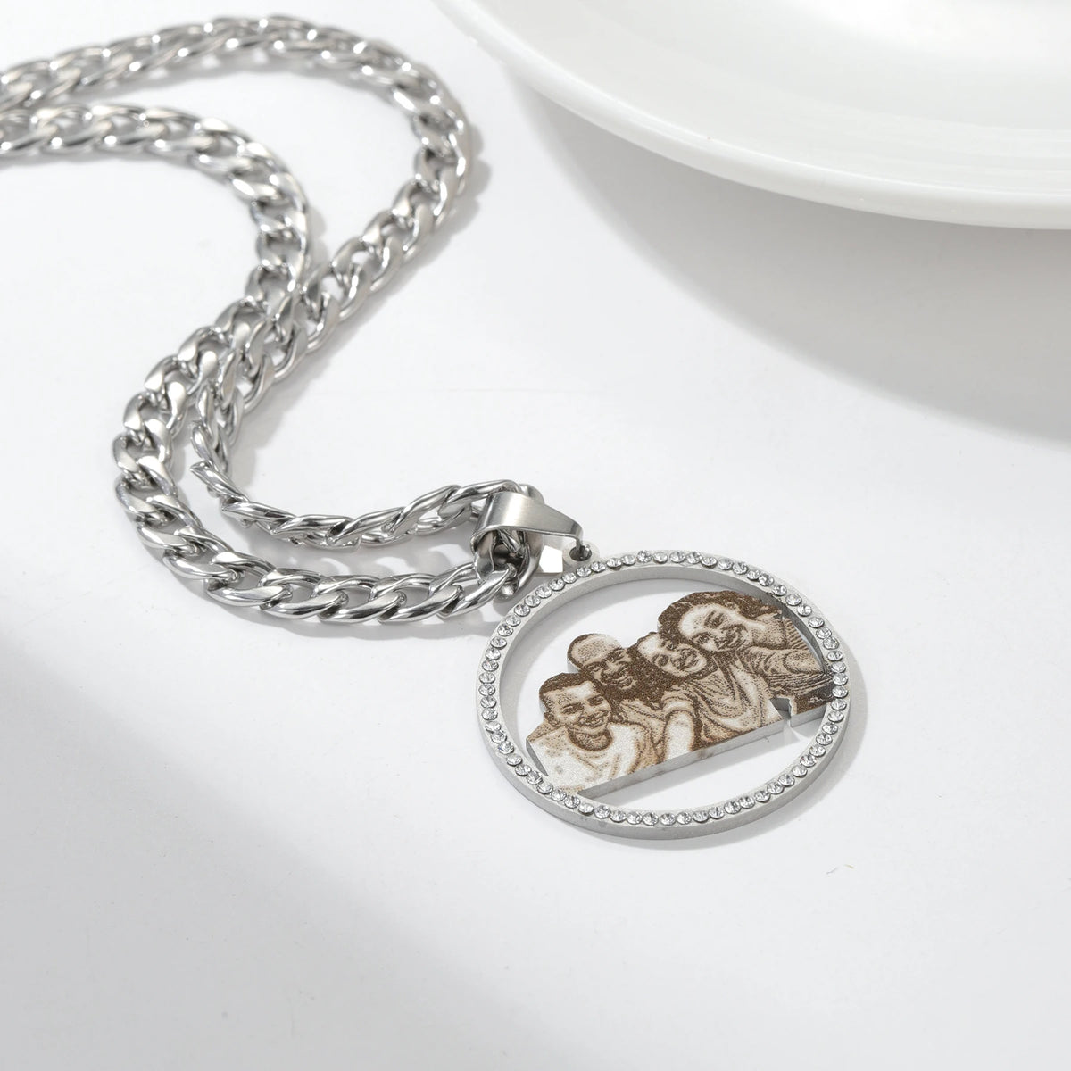 Qitian Custom Photo Engraved Necklace Personalized Mothers Day Pendant Women